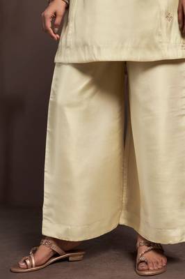 Cream silk blend embroidered mirror work ethnic kurta set with matching dupatta 4