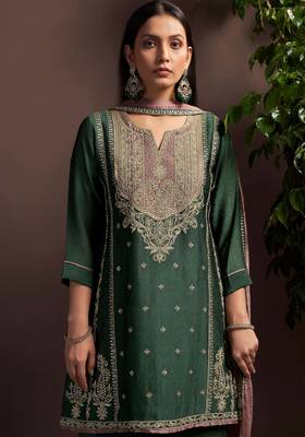 Green silk blend embroidered sequins work ethnic kurta set with matching dupatta 2
