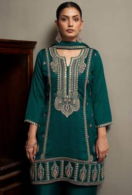 Green silk blend embroidered mirror work ethnic kurta set with matching dupatta 4