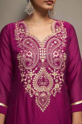 Red silk blend embroidered thread work ethnic kurta set with matching dupatta 4