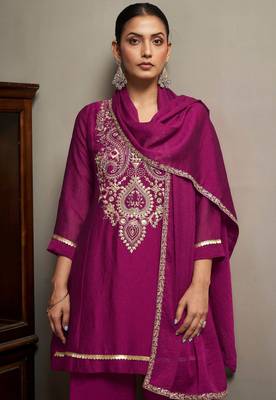 Red silk blend embroidered thread work ethnic kurta set with matching dupatta 5