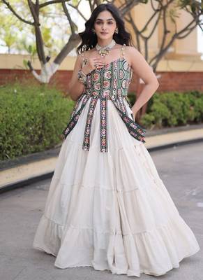 White Cotton Readymade Navratri Lehenga Choli with Kutchi & Patchework 4