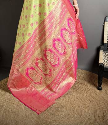 green kanjeevaram silk blend zari woven saree with unstitched blouse piece. 5