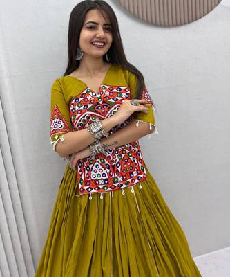 Mahendi Gamthi work And Mirror work Cotton Navratri Lahenga Choli Set 2