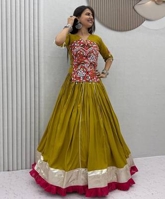 Mahendi Gamthi work And Mirror work Cotton Navratri Lahenga Choli Set 3