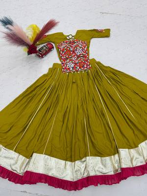 Mahendi Gamthi work And Mirror work Cotton Navratri Lahenga Choli Set 5