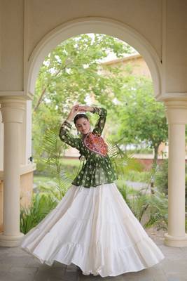 Mehendi&White Cotton Readymade Navratri Lehenga Choli with Kutchi Gamthi Patchework 2