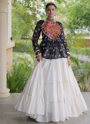 Black&White Cotton Readymade Navratri Lehenga Choli with Kutchi Gamthi Patchework 3