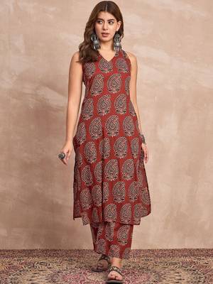 Women Ethnic Motifs Printed Regular Kurta with Palazzos Kurta Sets 1