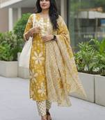 Women Floral Printed Regular Kurta with Trousers & With Dupatta