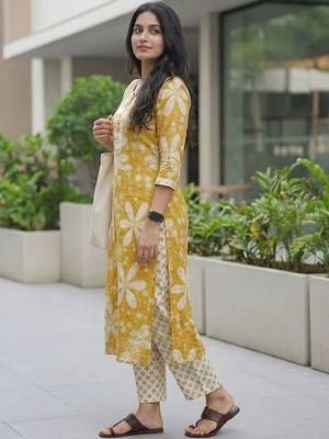 Women Floral Printed Regular Kurta with Trousers & With Dupatta 2
