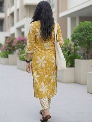 Women Floral Printed Regular Kurta with Trousers & With Dupatta 3