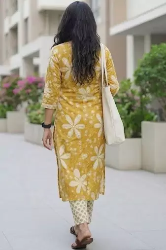 Women Floral Printed Regular Kurta with Trousers & With Dupatta