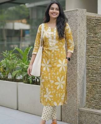 Women Floral Printed Regular Kurta with Trousers & With Dupatta 5