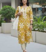 Women Floral Printed Regular Kurta with Trousers & With Dupatta