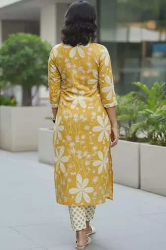 Women Floral Printed Regular Kurta with Trousers & With Dupatta