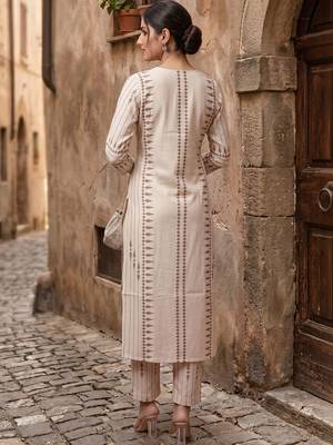 Women Printed Regular Chanderi Silk Kurta with Trousers 3