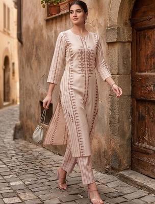 Women Printed Regular Chanderi Silk Kurta with Trousers 4
