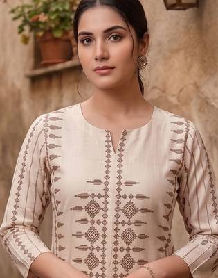 Women Printed Regular Chanderi Silk Kurta with Trousers 5