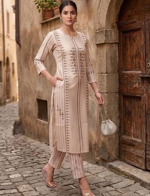 Women Printed Regular Chanderi Silk Kurta with Trousers 6