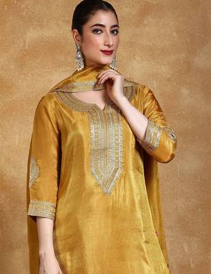 Women Floral Embroidered Kurta with Trousers & Dupatta 2