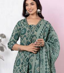 Women Printed Regular Thread Work Pure Cotton Kurta with Trousers & With Dupatta