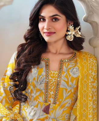 Women Floral Printed Regular Thread Work Kurta with Trousers & With Dupatta 2