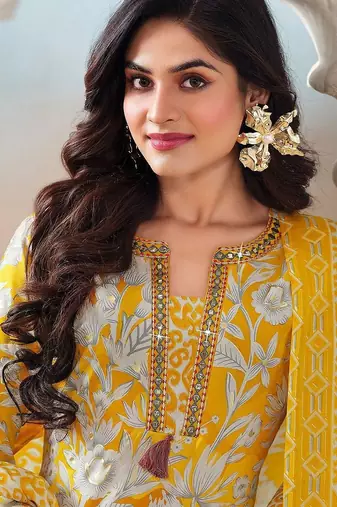 Women Floral Printed Regular Thread Work Kurta with Trousers & With Dupatta