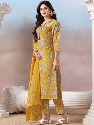 Women Floral Printed Regular Thread Work Kurta with Trousers & With Dupatta 3