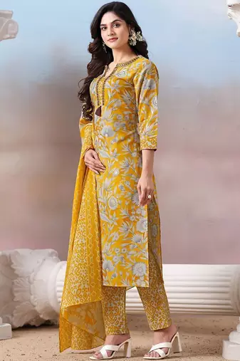 Women Floral Printed Regular Thread Work Kurta with Trousers & With Dupatta