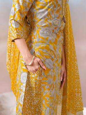Women Floral Printed Regular Thread Work Kurta with Trousers & With Dupatta 6