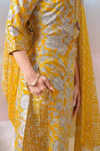 Women Floral Printed Regular Thread Work Kurta with Trousers & With Dupatta