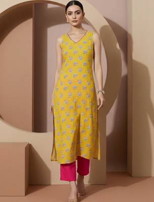 Women Ethnic Motifs Printed Regular Kurta with Trousers 1