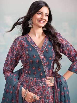 Women Floral Printed Regular Kurta with Trousers & With Dupatta 2