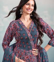 Women Floral Printed Regular Kurta with Trousers & With Dupatta