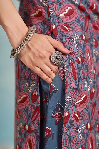 Women Floral Printed Regular Kurta with Trousers & With Dupatta