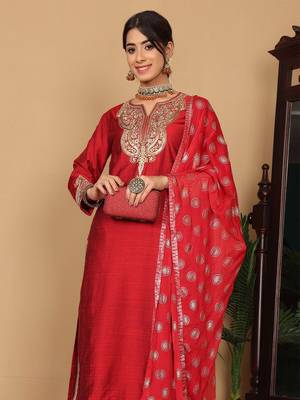 Maroon Paisley Embroidered Regular Sequinned Kurta With Trouser With Dupatta 2