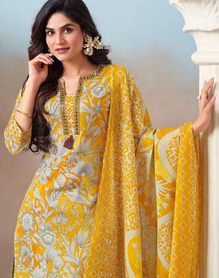 Women Floral Printed Regular Kurta with Trousers & With Dupatta 2