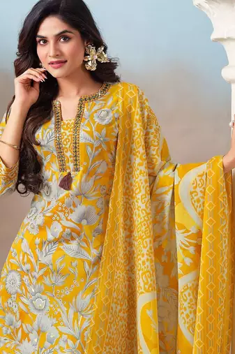 Women Floral Printed Regular Kurta with Trousers & With Dupatta