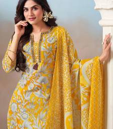Women Floral Printed Regular Kurta with Trousers & With Dupatta