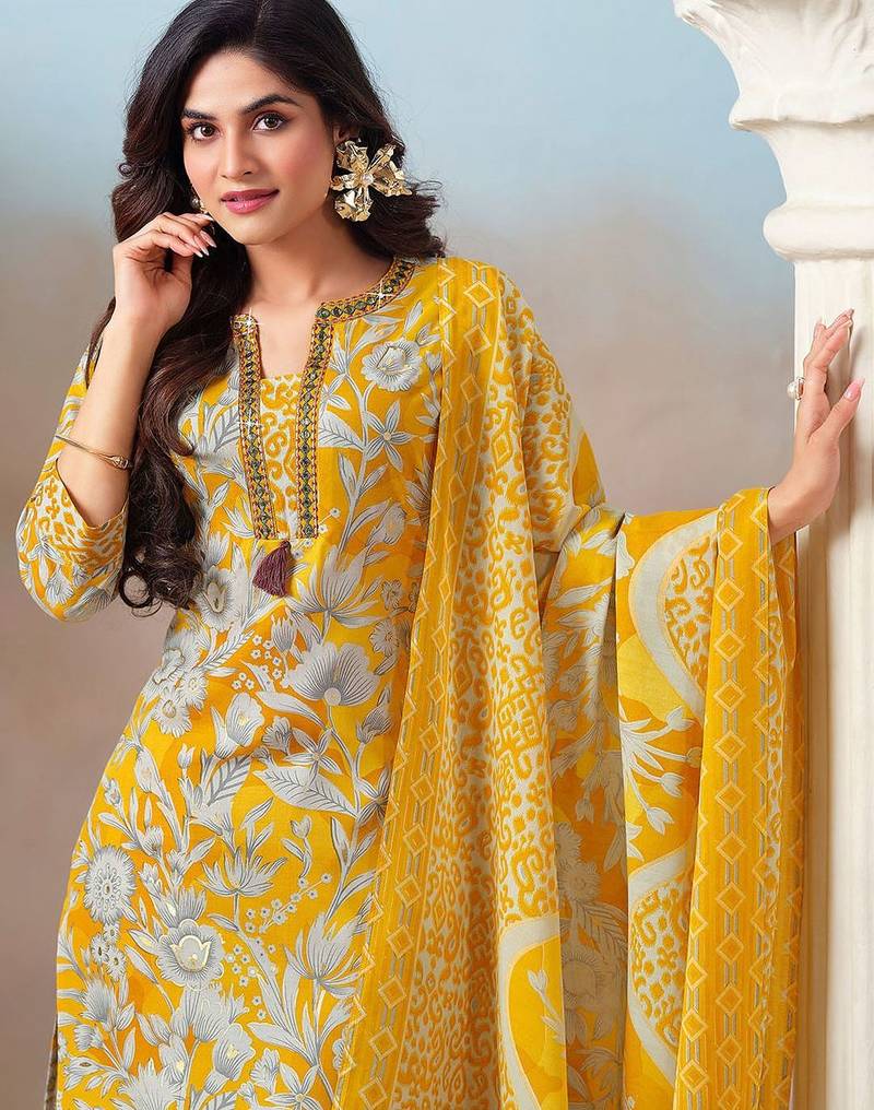 Women Floral Printed Regular Kurta with Trousers & With Dupatta