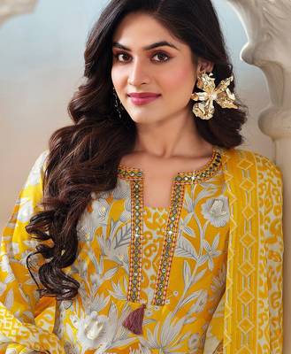 Women Floral Printed Regular Kurta with Trousers & With Dupatta 3