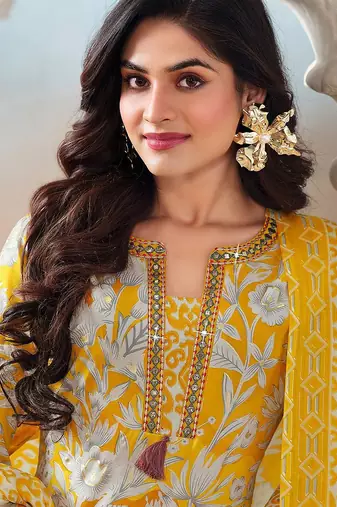 Women Floral Printed Regular Kurta with Trousers & With Dupatta