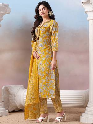 Women Floral Printed Regular Kurta with Trousers & With Dupatta 4