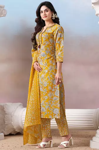 Women Floral Printed Regular Kurta with Trousers & With Dupatta
