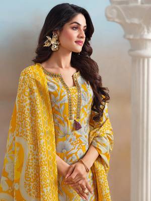 Women Floral Printed Regular Kurta with Trousers & With Dupatta 7