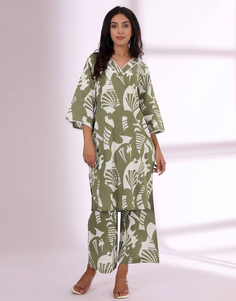 Floral Printed V-Neck Pure Cotton Straight Kurta With Trousers