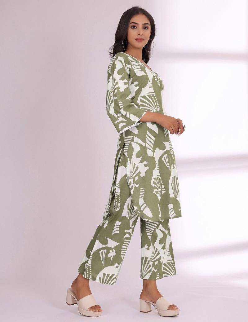 Floral Printed V-Neck Pure Cotton Straight Kurta With Trousers
