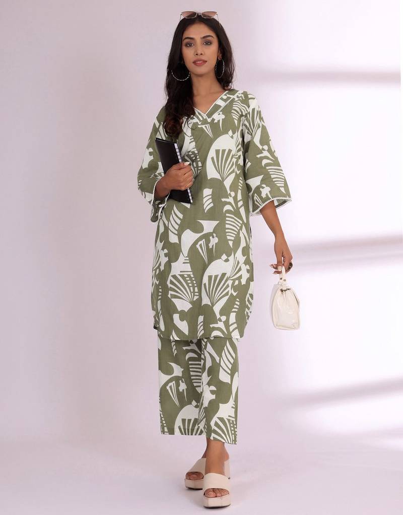 Floral Printed V-Neck Pure Cotton Straight Kurta With Trousers