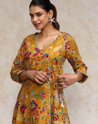 Floral Printed V-Neck Angrakha Kurta With Trousers 1